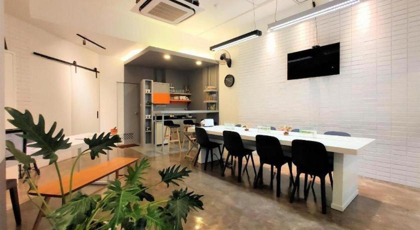 Silom Studios Bangkok Exterior foto